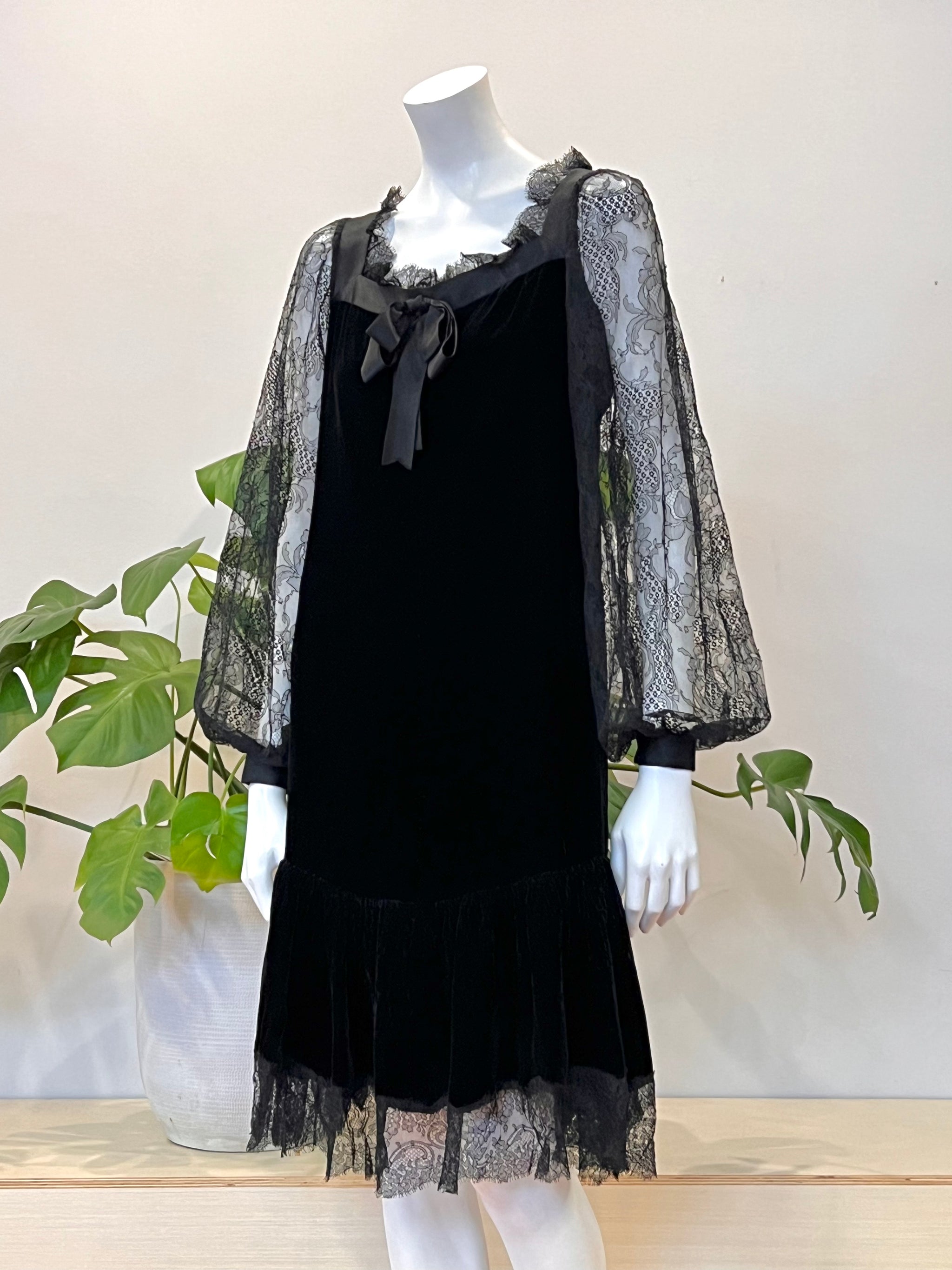 vintage Valentino Boutique black lace & ribbon trimmed velvet dress 70 – hong kong vintage
