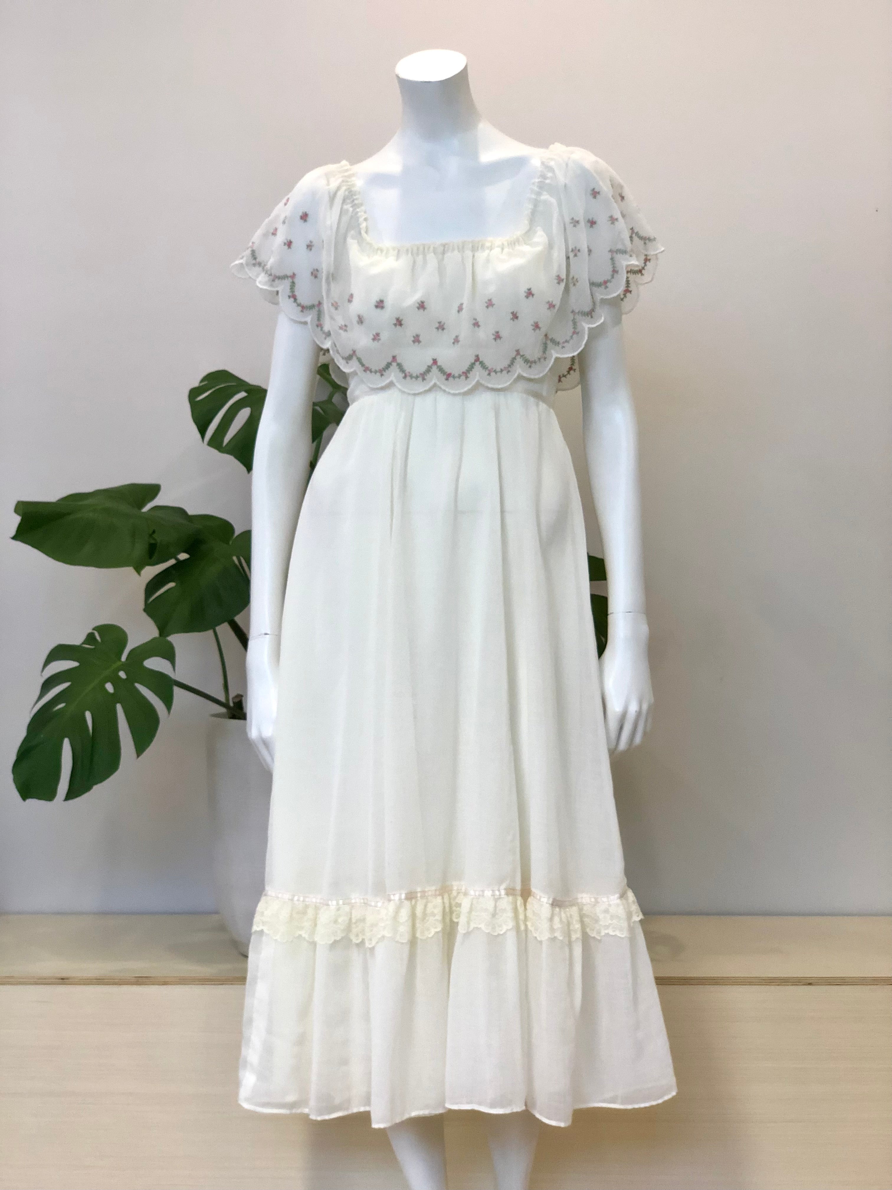 gunne sax off the shoulder dress Vintage Gunne Sax Ivory Floral Off-the-Shoulder Dress at 1stDibs