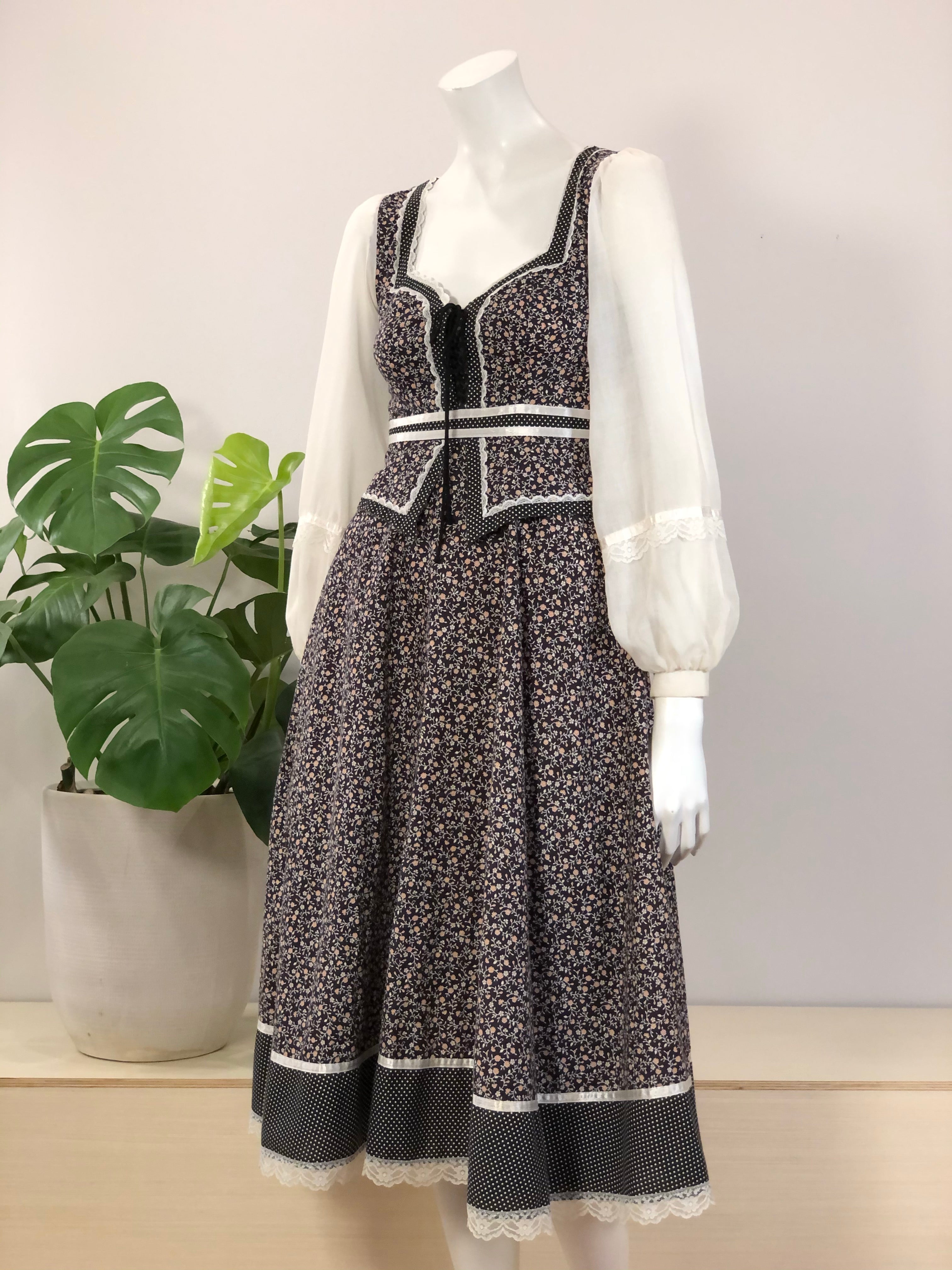 vintage Gunne Sax black calico laced bodice prairie dress 70s hong kong vintage vintage Gunne Sax black calico laced bodice prairie dress 70s hong kong vintage
