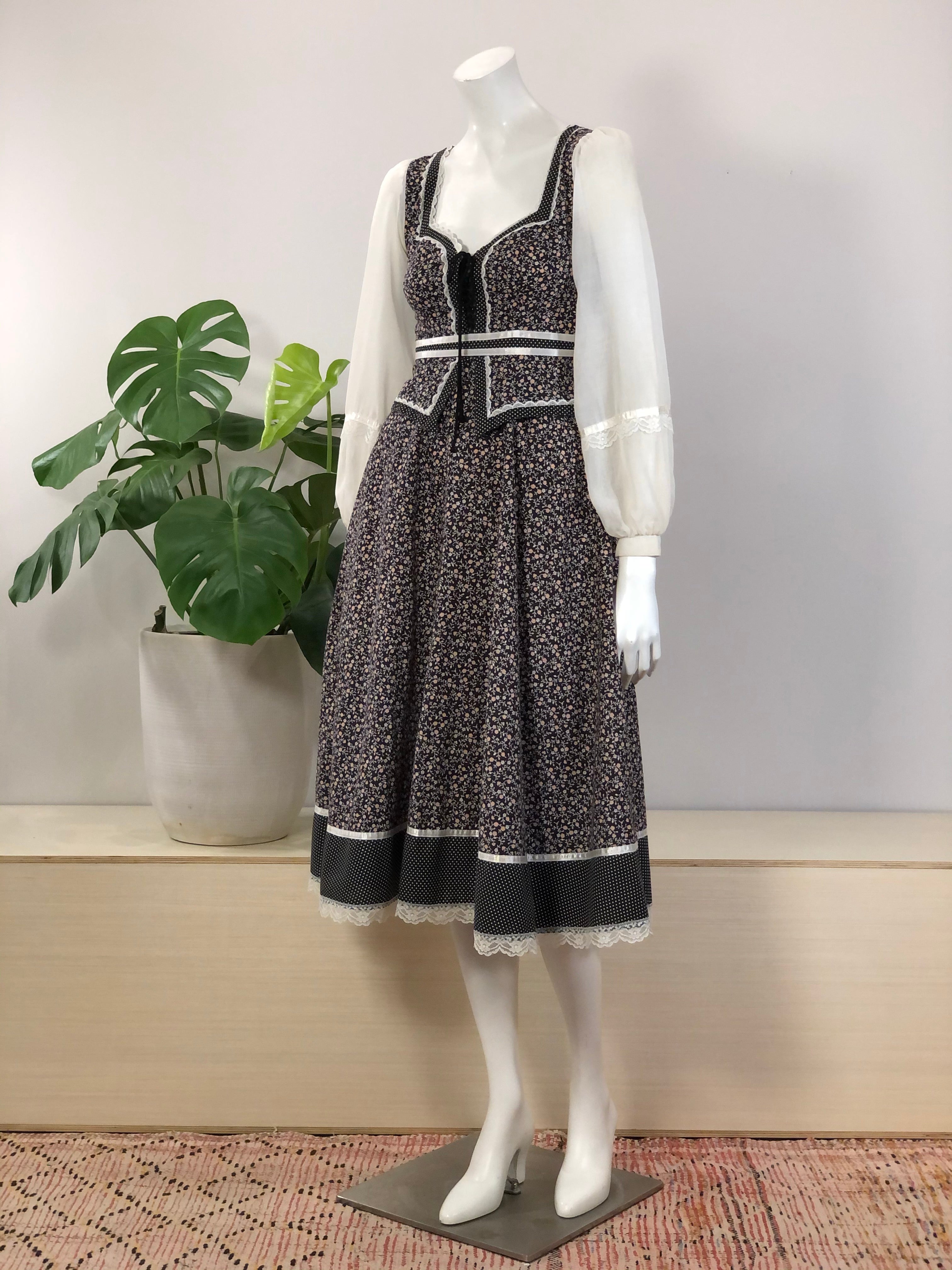 vintage Gunne Sax black calico laced bodice prairie dress 70s hong kong vintage vintage Gunne Sax black calico laced bodice prairie dress 70s hong kong vintage