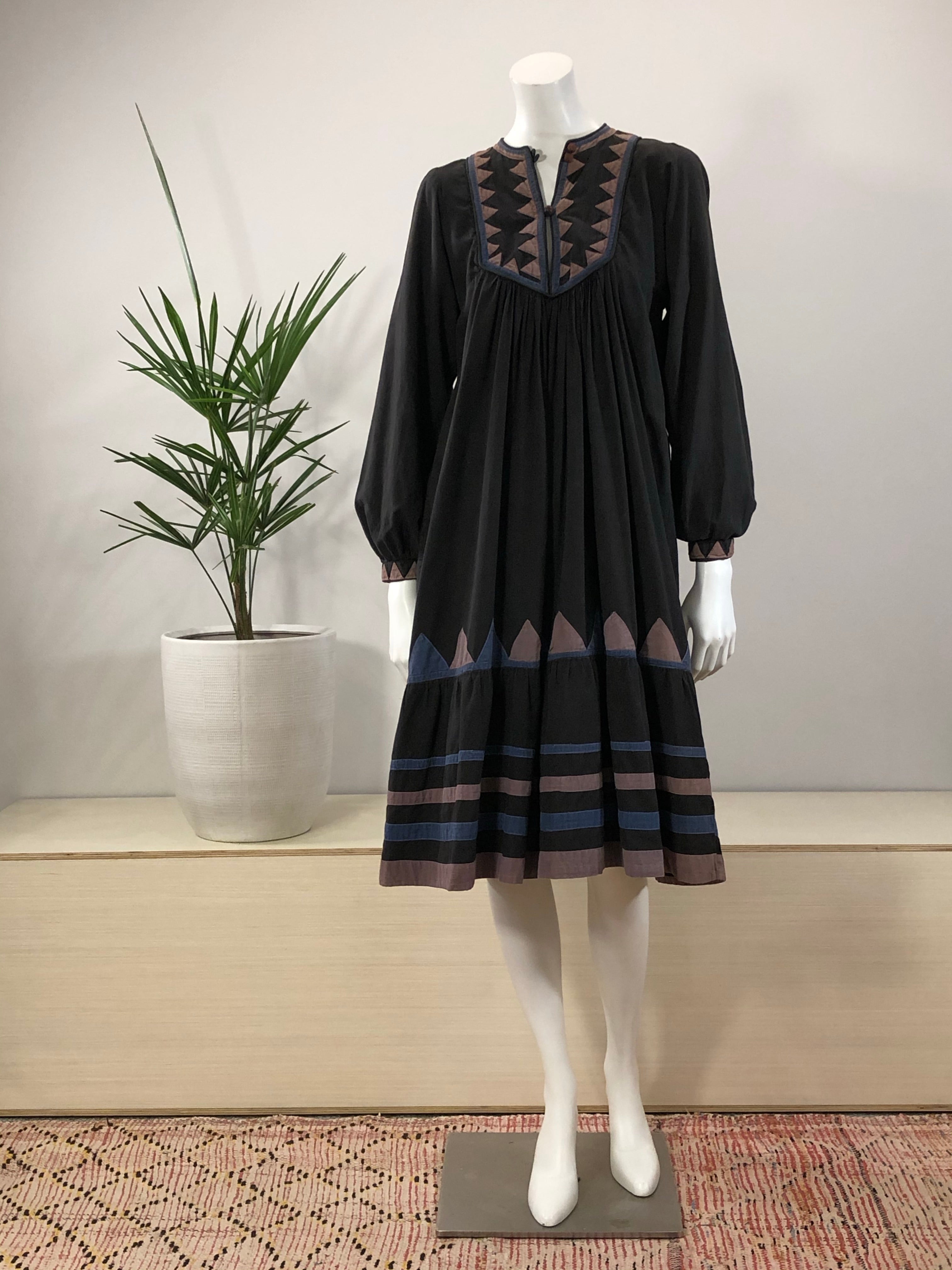 vintage Phool black Indian cotton dress w/ graphic appliqué details 70 – hong kong vintage